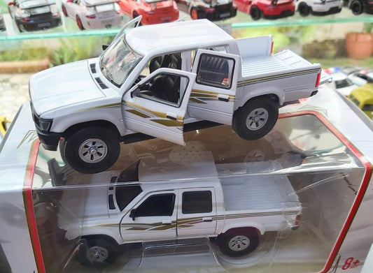 Toyota Hilux (1:44)